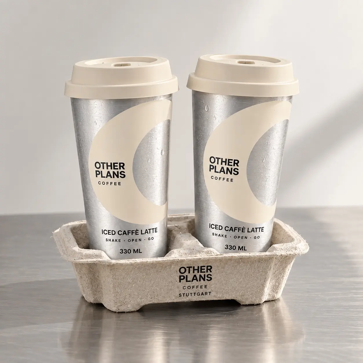 Zwei Other Plans Iced Caffè Latte im Becherträger